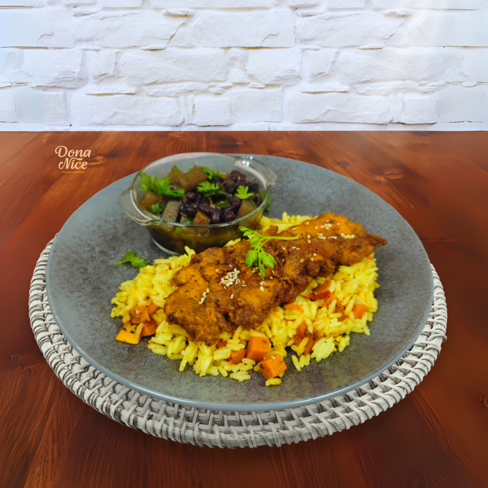 frango crispy, feijão preto c/ legumes e arroz com jerimum
